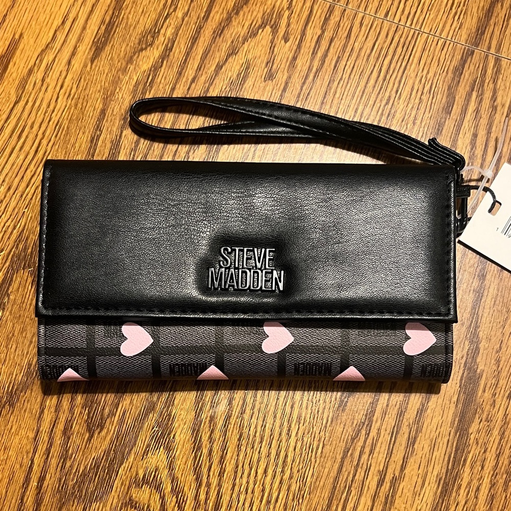 Steve Madden Black and Pink Heart Wristlet